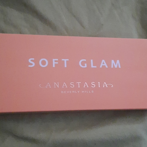 Eyeshadow Pallette - Picture 2 of 2